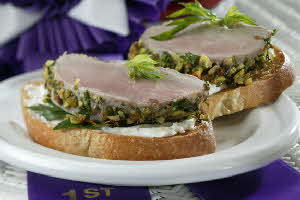 PISTACHIO-CRUSTED PORK TENDERLOIN BRUSCHETTA PISTACHIO-CRUSTED PORK TENDERLOIN BRUSCHETTA