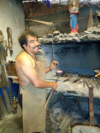 Master Knifemaker Apolinar Aguilar